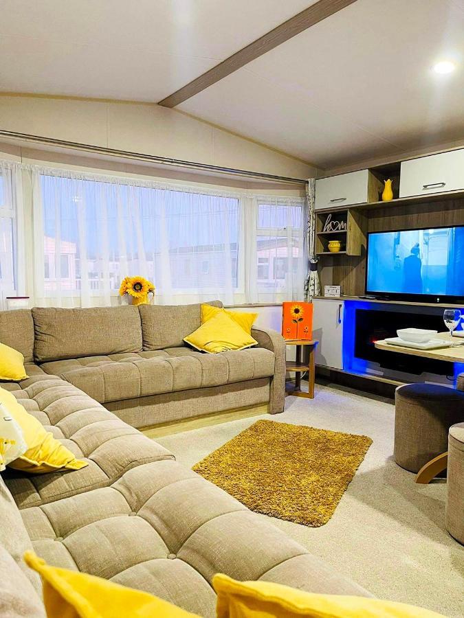 The Sunflower Luxury Caravan At Tattersall Lakes Hotel Tattershall Exterior foto